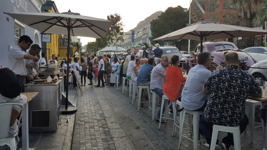 First Thursday, Sidewalk diners on Bree Street